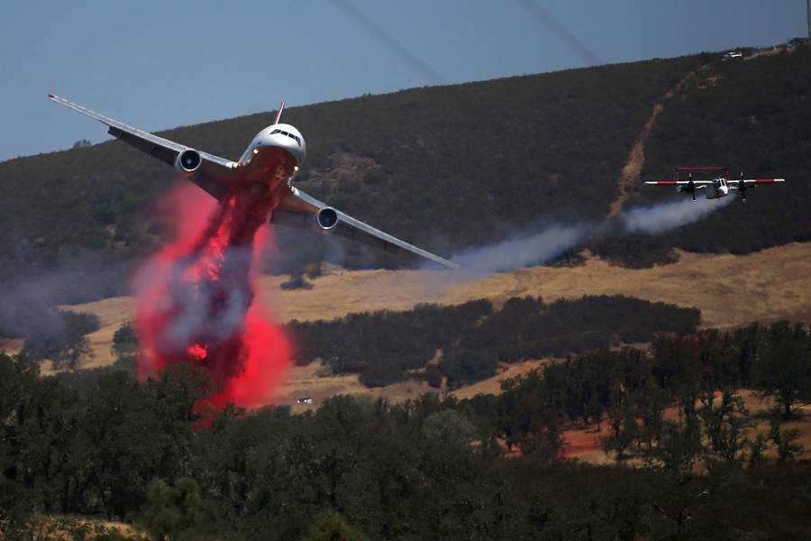 https://cdn.theatlantic.com/assets/media/img/photo/2016/08/california-wildfires-drive-tens-of/f06_RTX2L1UF/main_900.jpg?1471453894