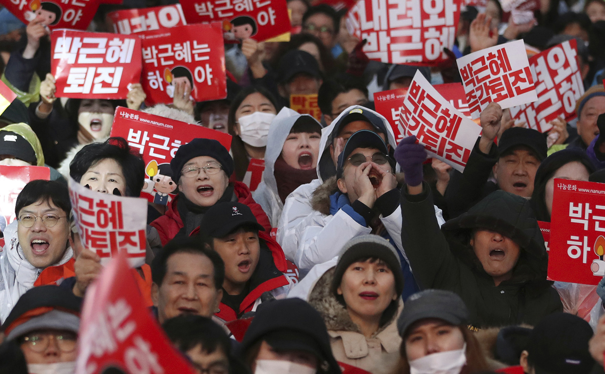 Южнокорейская оппозиция. Толпа корейцев. Толпа корейцев фото. Протест кореянок. Корейцы побеждают.