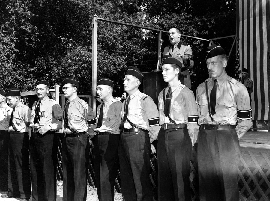 30. kwietnia 1939, Hindenberg Park w La Crescenta nieopodal Los Angeles. Członkowie niemiecko-amerykańskiego Bundu tworzą straż honorową przed mównicą przemawia Fritz Kuhn.