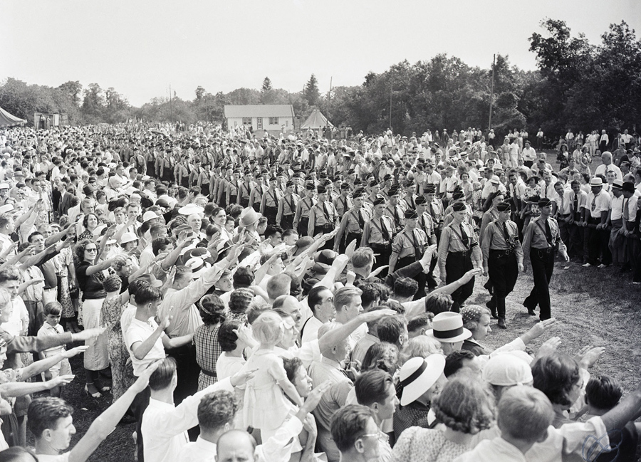 Dni Niemieckie w Camp Sigfried w Long Island. Amerykanie pozdrawiają nazistowską młodzież.