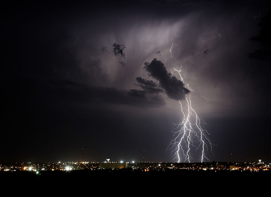 Photos of the Week: Kansas Lightning, Afghan Pigeons, Sunken Wrecks ...