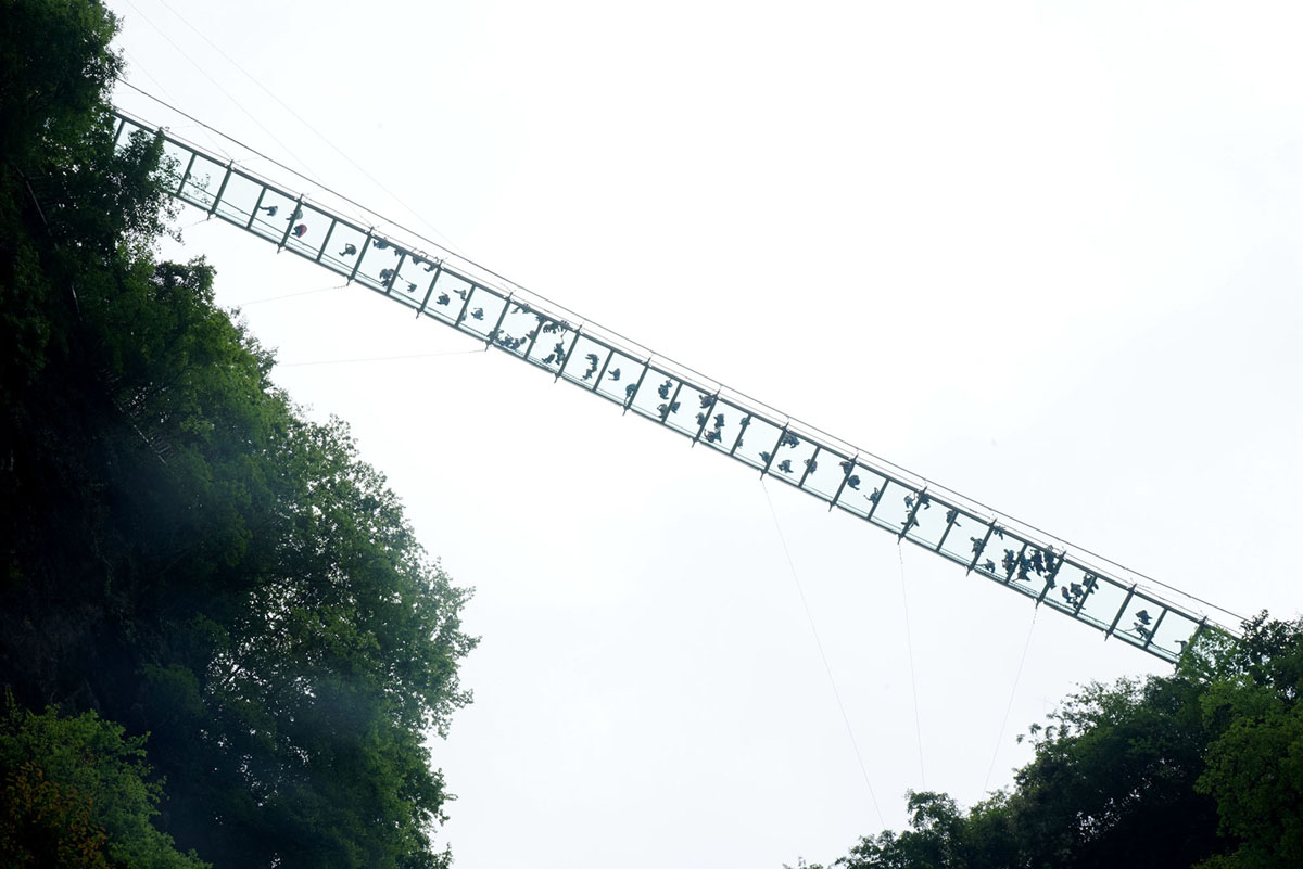 الصين.. معالم سياحية رائعة تحملك بين المنحدرات والجبال (صور)