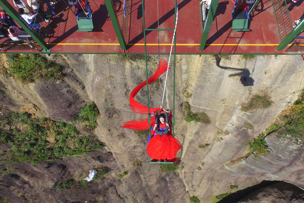 الصين.. معالم سياحية رائعة تحملك بين المنحدرات والجبال (صور)