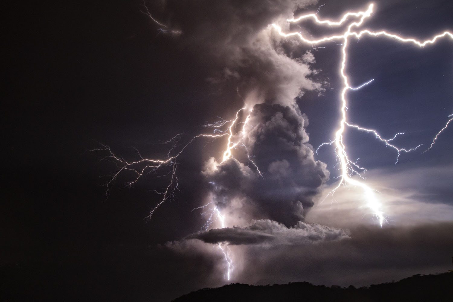 Photos The Eruption Of Taal Volcano In The Philippines The Atlantic