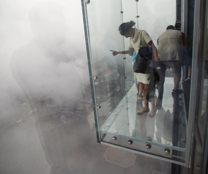 Cracks In Willis Tower S Glass Skydeck Fixed With Carpet