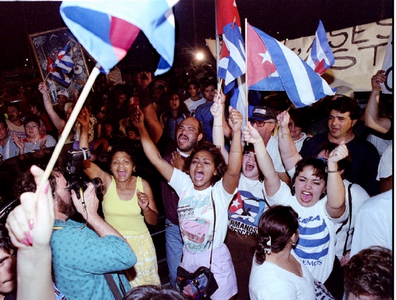 Người Mỹ gốc Cuba biểu tình phản đối Castro sau vụ Cuba bắn rơi máy bay của nhóm BTTR.