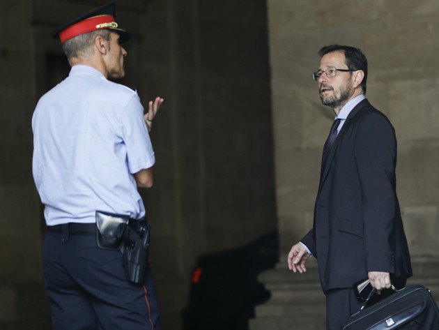 Spanish anti-corruption prosecutor José Grinda Gonzalez speaks with a Catalan autonomous police officer. (Pau Barrena / AFP / Getty)