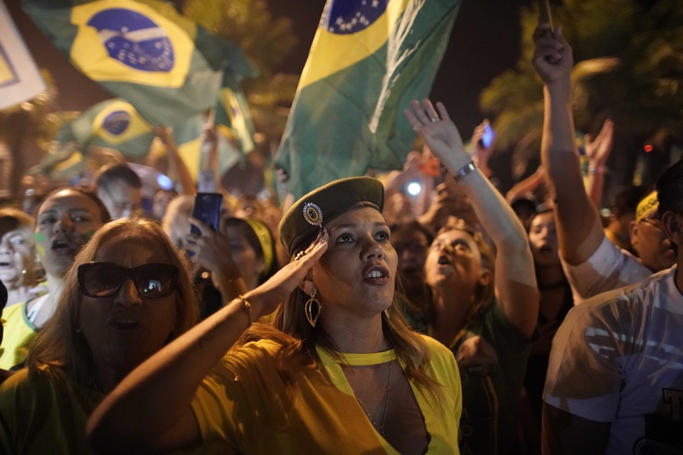 En tilhænger af Jair Bolsonaro hylder under en fest foran hans bopæl, efter at han blev erklæret vinder af valgrunden, i Rio de Janeiro, i oktober 2018.