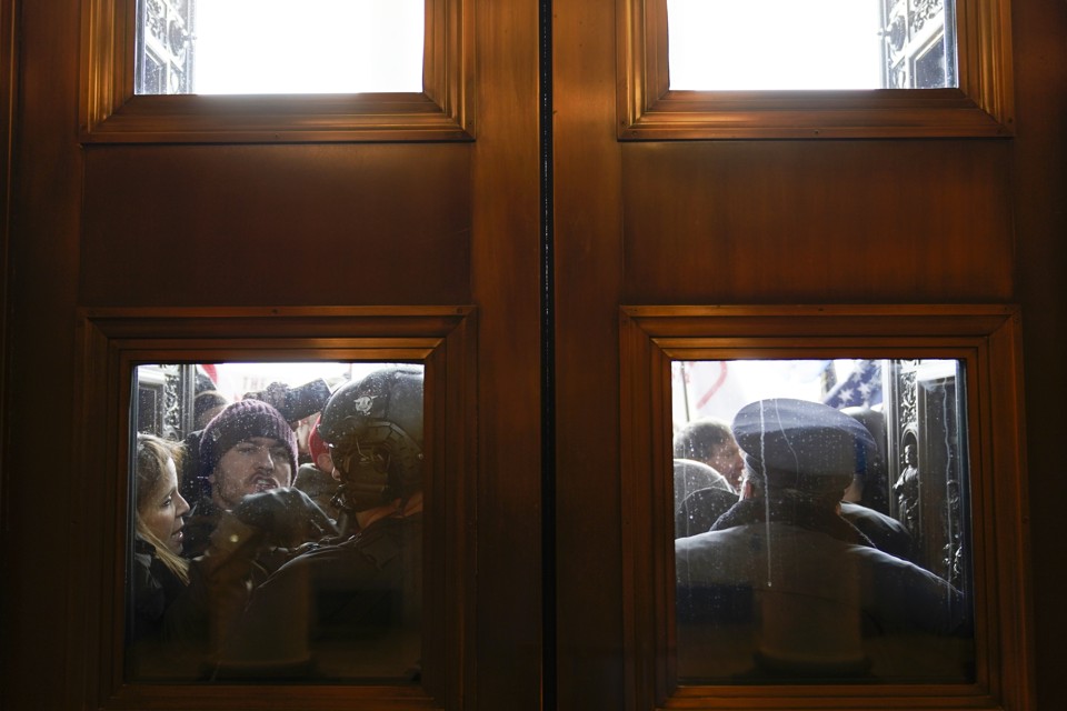 insurrectionist pushing againts capitol doors