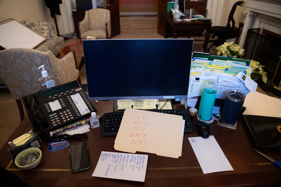 note written on Pelosi's desk