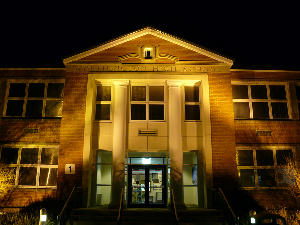 Про школу на ночь. Школа ночью. Здание школы ночью. Ночная фотография школы снаружи. Школа ночью фото.