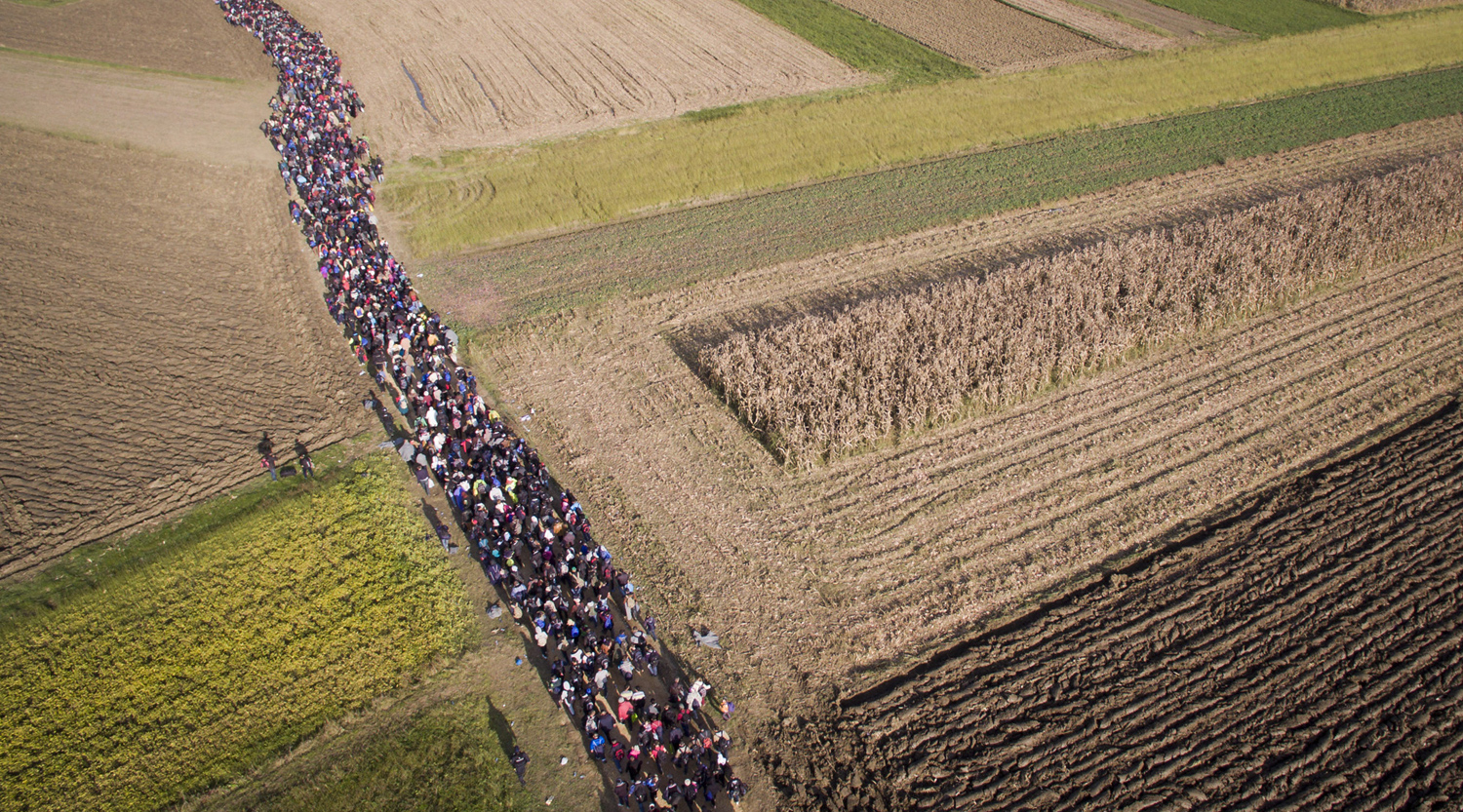 https://cdn.theatlantic.com/media/img/photo/2015/10/thousands-of-migrants-are-crossing/b02_AP496976768785/main_1500.jpg