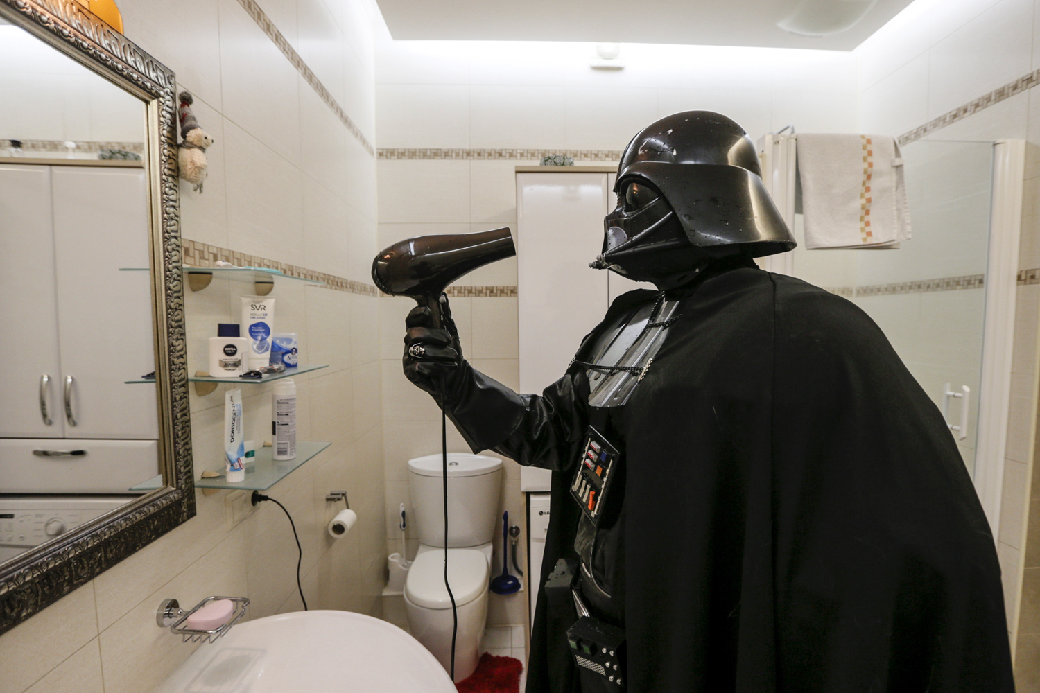 https://cdn.theatlantic.com/media/img/photo/2015/12/star-chores/darth_02/main_1500.jpg