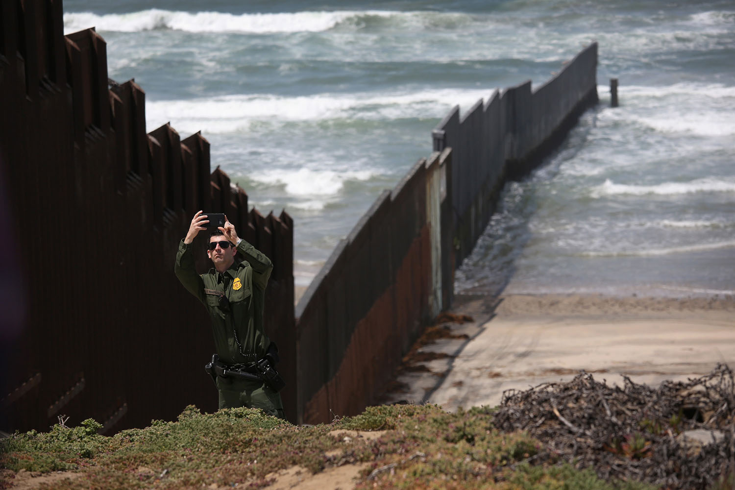 On the Border With the Photographer John Moore - The Atlantic