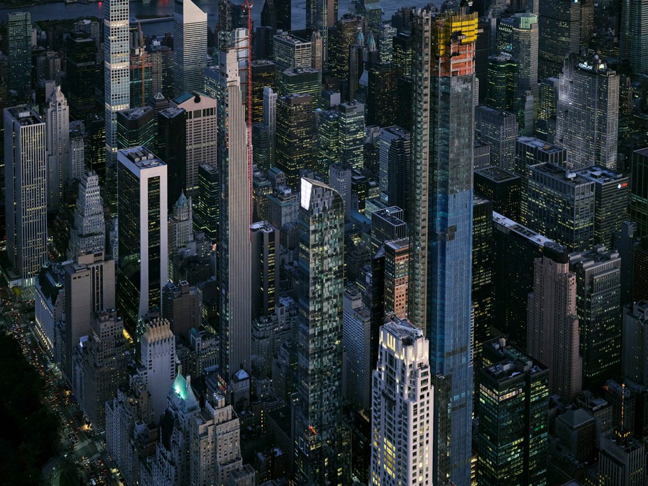 Luftbild von Midtown mit Supertalls in der Abenddämmerung