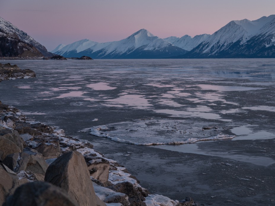 Billede af isflager, der bevæger sig hurtigt i tidevandet langs Turnagain Arm, en del af Cook Inlet nær Anchorage, Alaska