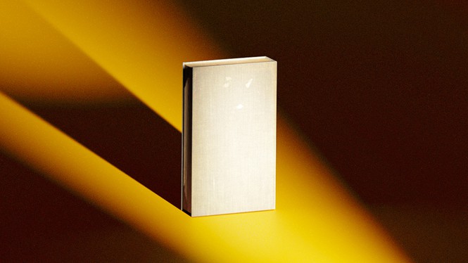 Ein Buch steht allein und wirft einen Schatten.