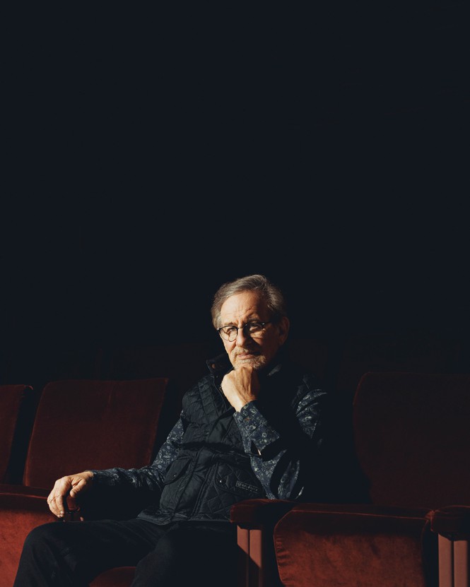 Steven Spielberg sitzt in einem abgedunkelten Theater