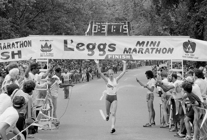 Grete Waitz crosses the finish line of the L'Eggs Mini Marathon in Central Park on June 2, 1979