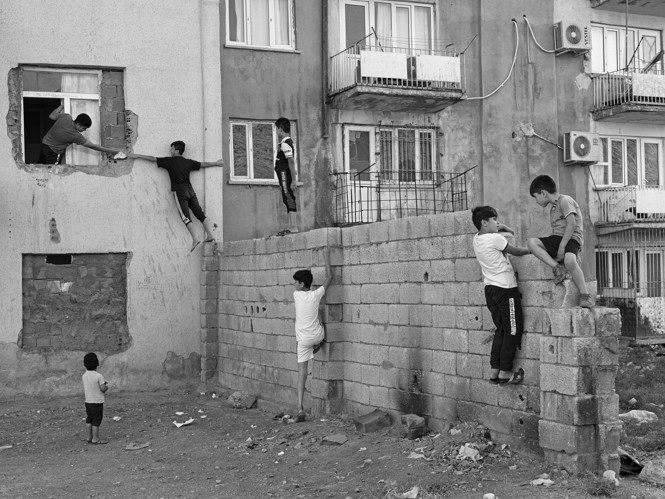 Picture of Syrian children playing in Istasyon neighbourhood of Mardin.