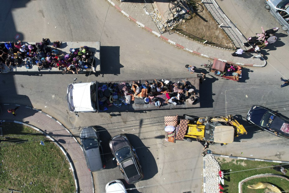 Picture of Palestinians fleeing from northern Gaza to the south.