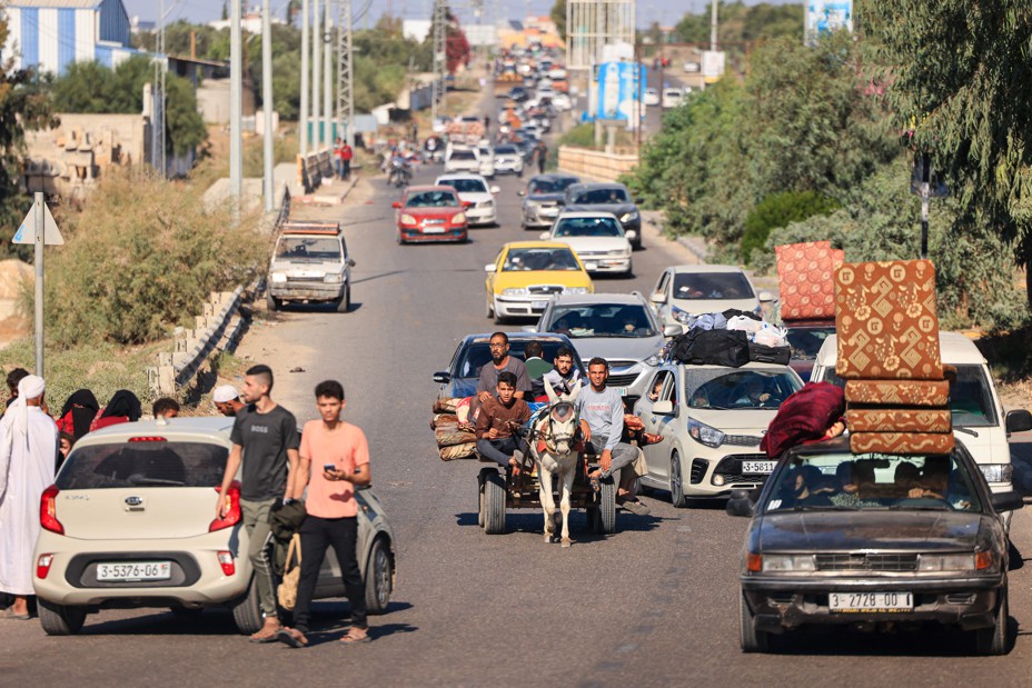 Picture of Palestinians fleeing from their homes following the Israeli army's warning to evacuate Gaza City