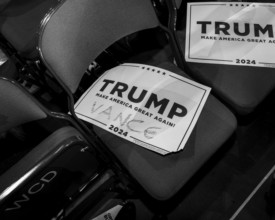 PIcture of a Trump campaign sign with ‘VANCE’ handwritten on it at the RNC.