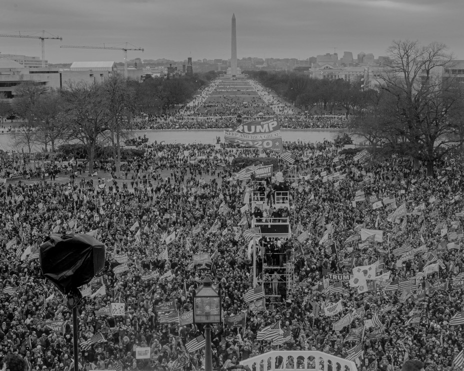 Picture of the Washington Monument and thousands of rioters and Trump loyalists surround the Capitol building on January 6th, 2021