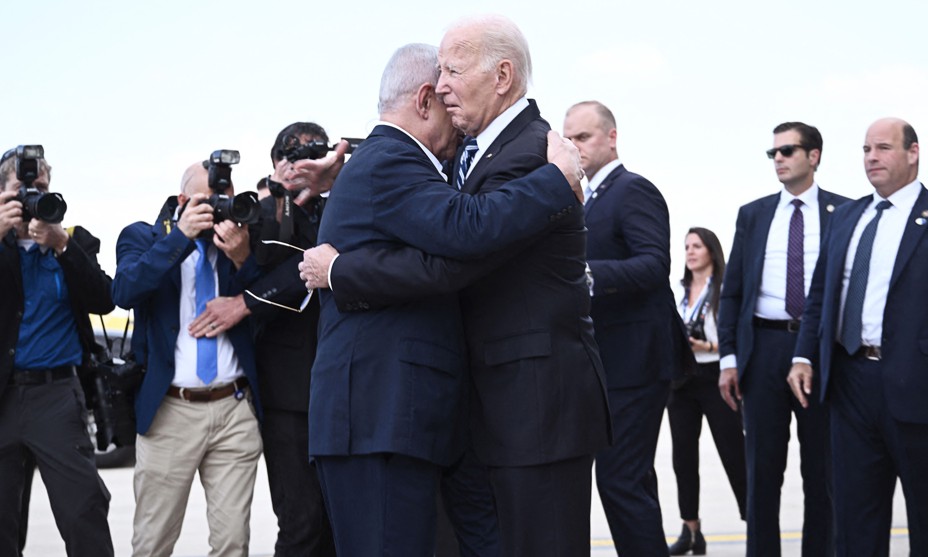 Picture of Benjamin Netanyahu hugging Joe Biden at Ben Gurion Airport on October 18, 2023.