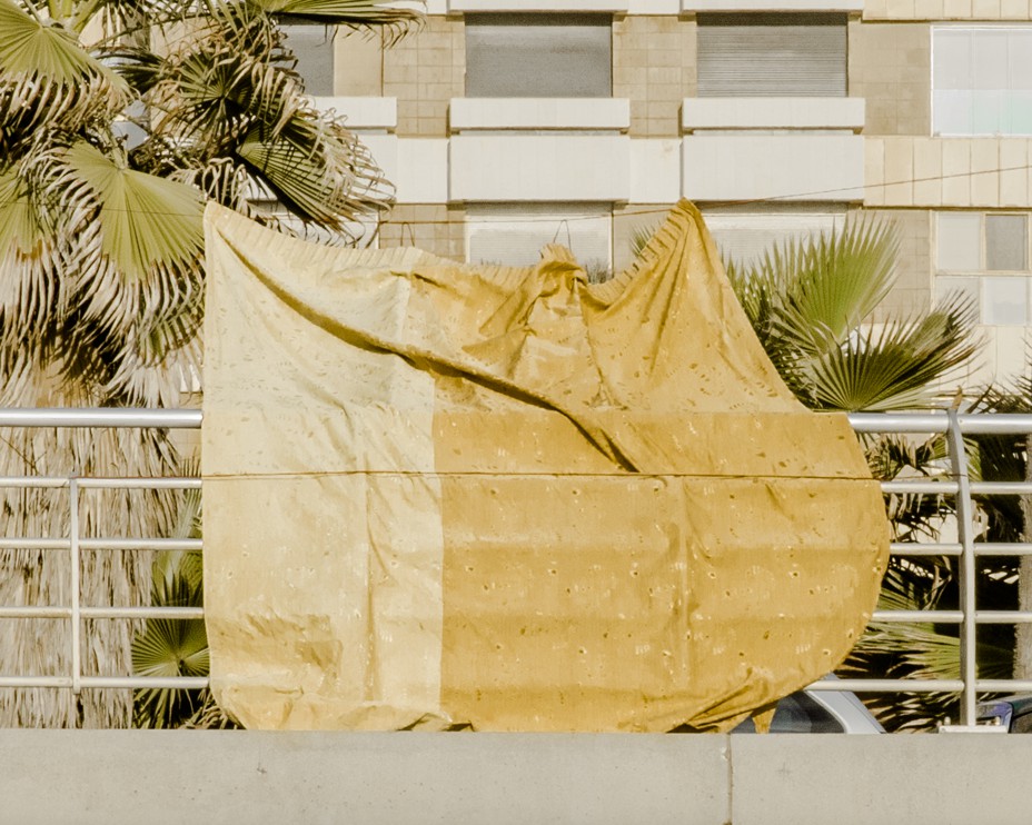 Picture of people setting up tents along the sidewalk in front of Ramlet El Bayda in Beirut on October 2, 2024, after being forcibly displaced from the South and Beirut's southern suburbs.