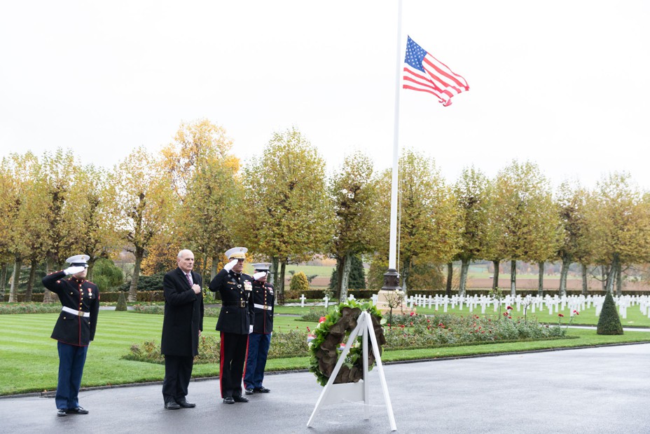 El jefe de gabinete de la Casa Blanca, John Kelly, y el jefe del Estado Mayor Conjunto, Joseph Dunford, visitan el cementerio y memorial estadounidense de Aisne-Marne en Belleau, Francia, en noviembre de 2018. (Shealah Craighead / Casa Blanca)