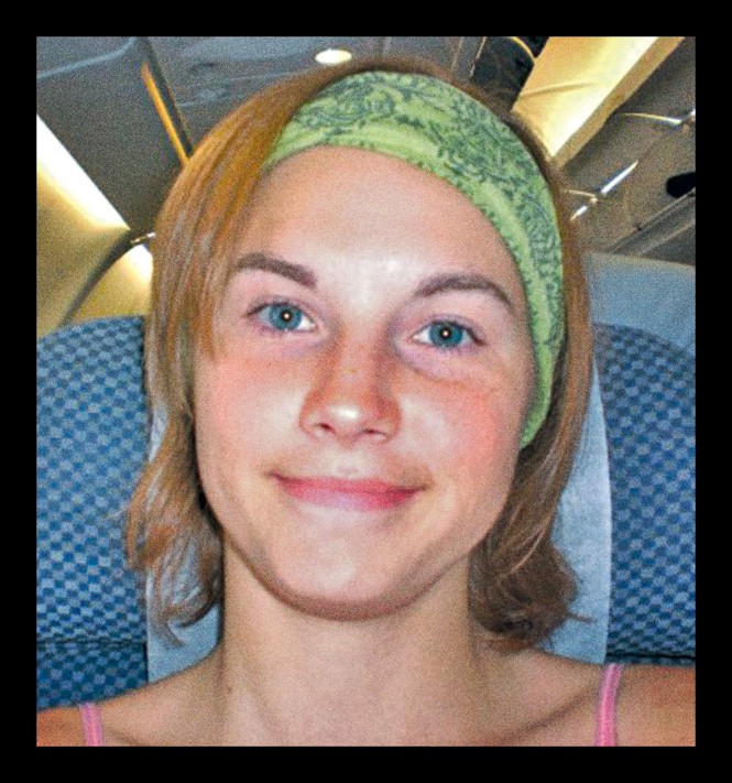 Amanda Knox in 2007, wearing a green headband on a plane