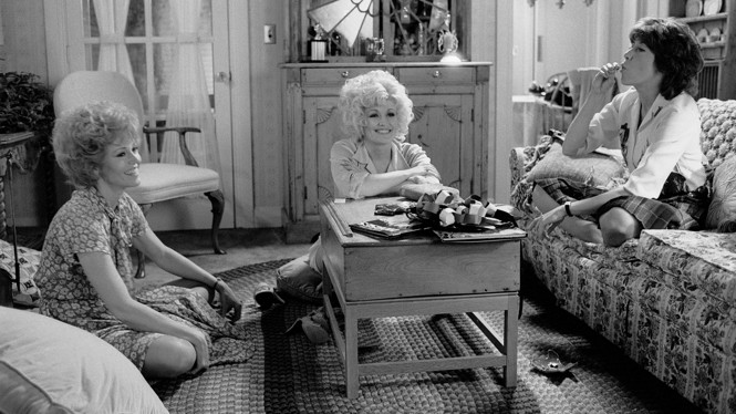 View of, from left, American actors Jane Fonda, Dolly Parton, and Lily Tomlin on the set of the film '9 to 5' (also known as 'Nine to Five,' directed by Colin Higgins), Los Angeles, California, 1979.