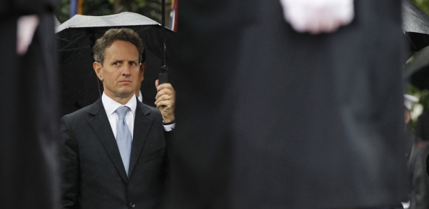 615 Geithner unbrella REUTERS Jason Reed.jpg