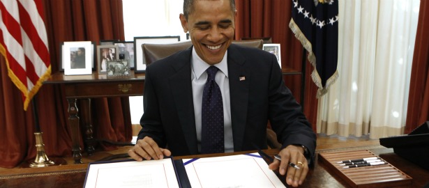 615 obama sign office desk.jpg
