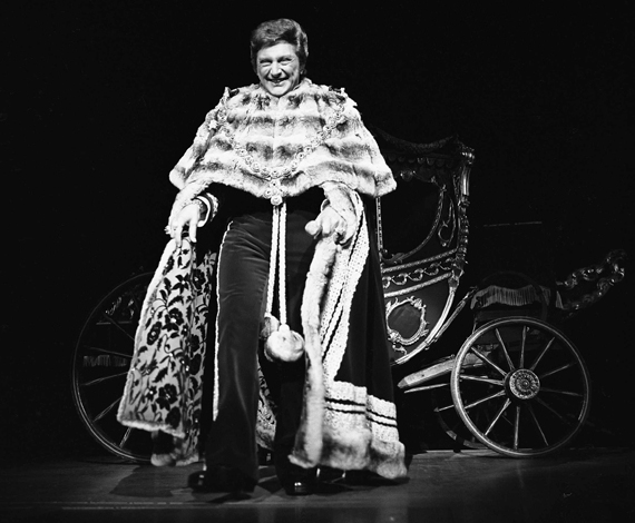 Liberace Performing at Las Vegas Hilton 1975.jpg