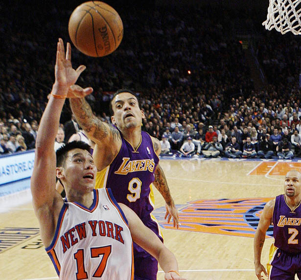 NY Knicks' Jeremy Lin hits game-winning 3-pointer in last second