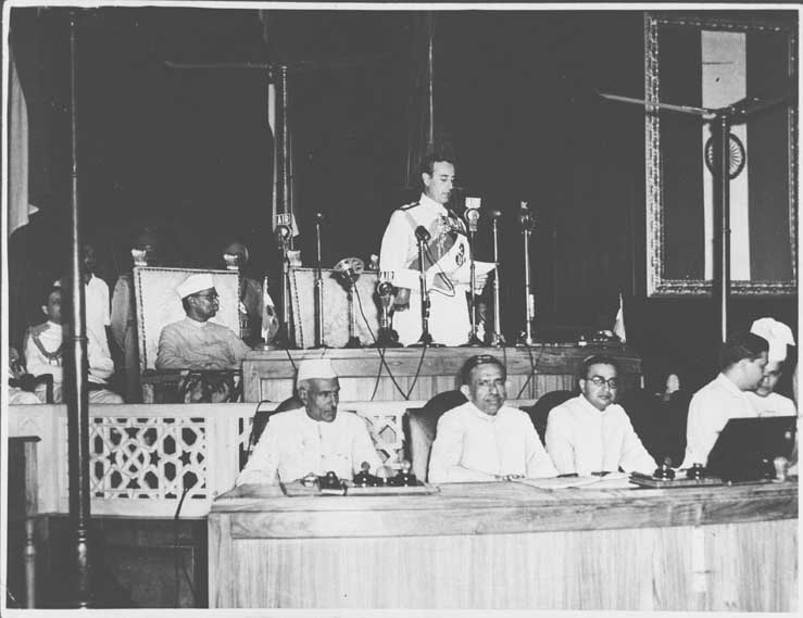 Mountbatten_addressing_the_Independence_Day_session_of_the_Constituent_Assembly_on_Aug_15,_1947.jpg