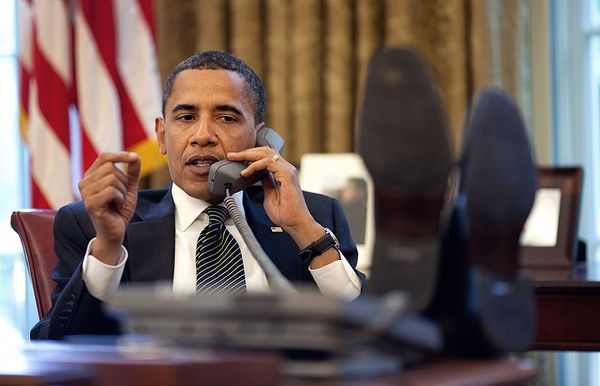 800px-Barack_Obama_on_phone_with_Benjamin_Netanyahu_2009-06-08.jpg