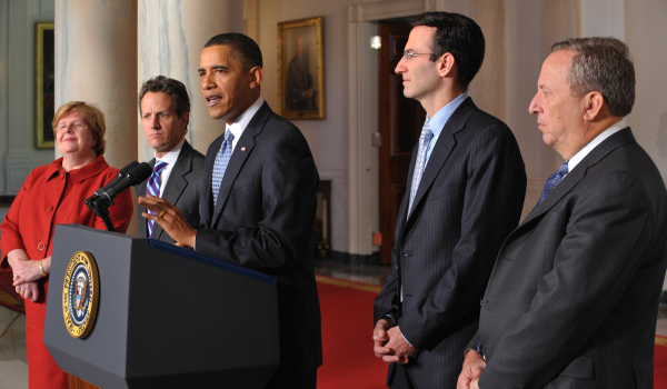 Obama with econ advisers - Mandel Ngan.jpg