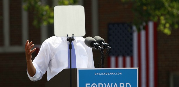 obamaprompter.banner.reuters.jpg