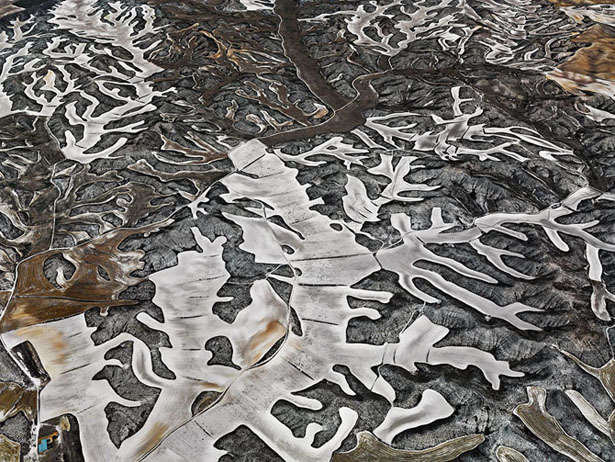 Edward Burtynsky considers a petroleum-drunk world in 'Oil' - Las