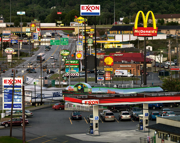 Edward Burtynsky considers a petroleum-drunk world in 'Oil' - Las