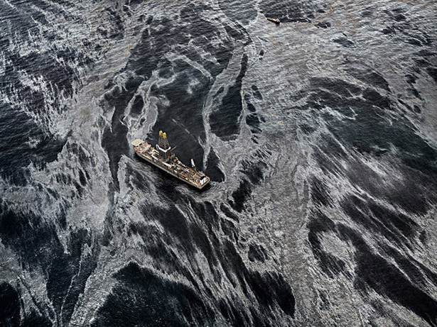 Publication: Edward Burtynsky, Oil