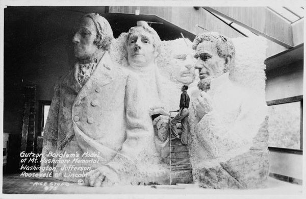 800px-Gutzon_Borglum's_model_of_Mt._Rushmore_memorial.jpg