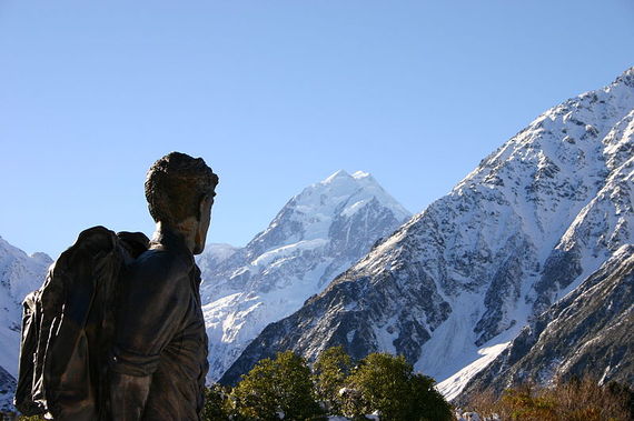 800px-Hillary_statue_and_Mount_Cook.jpg