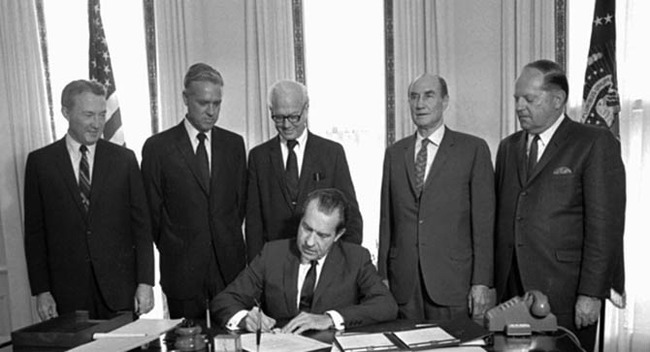 Nixon signing ESA 670.jpg