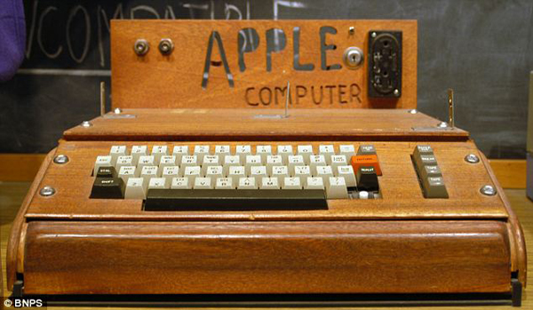 Original Apple-1 Computer Expected to Fetch $200,000 at Auction - The  Atlantic