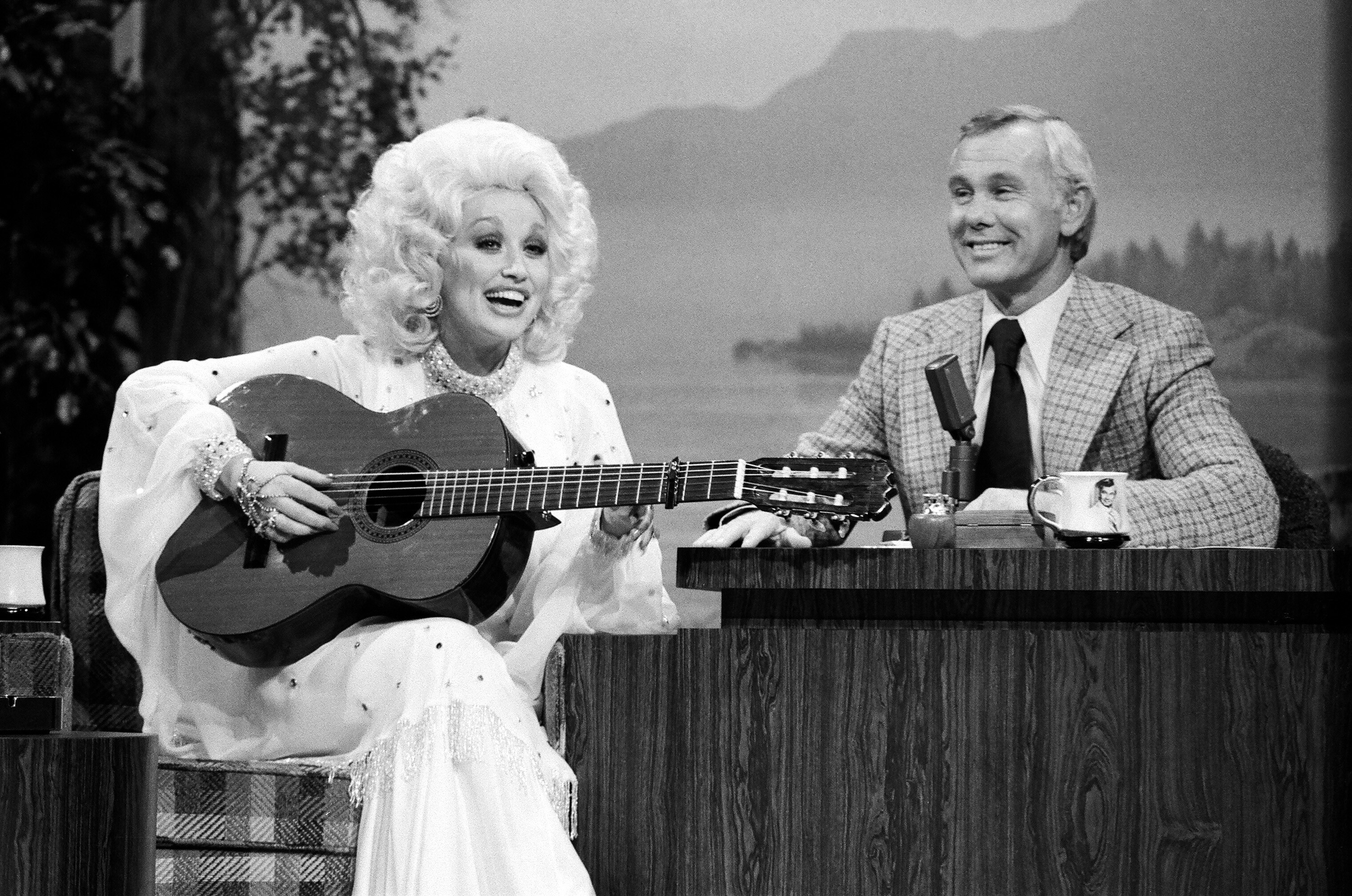 Dolly Parton sings for Host Johnny Carson on the Tonight Show.