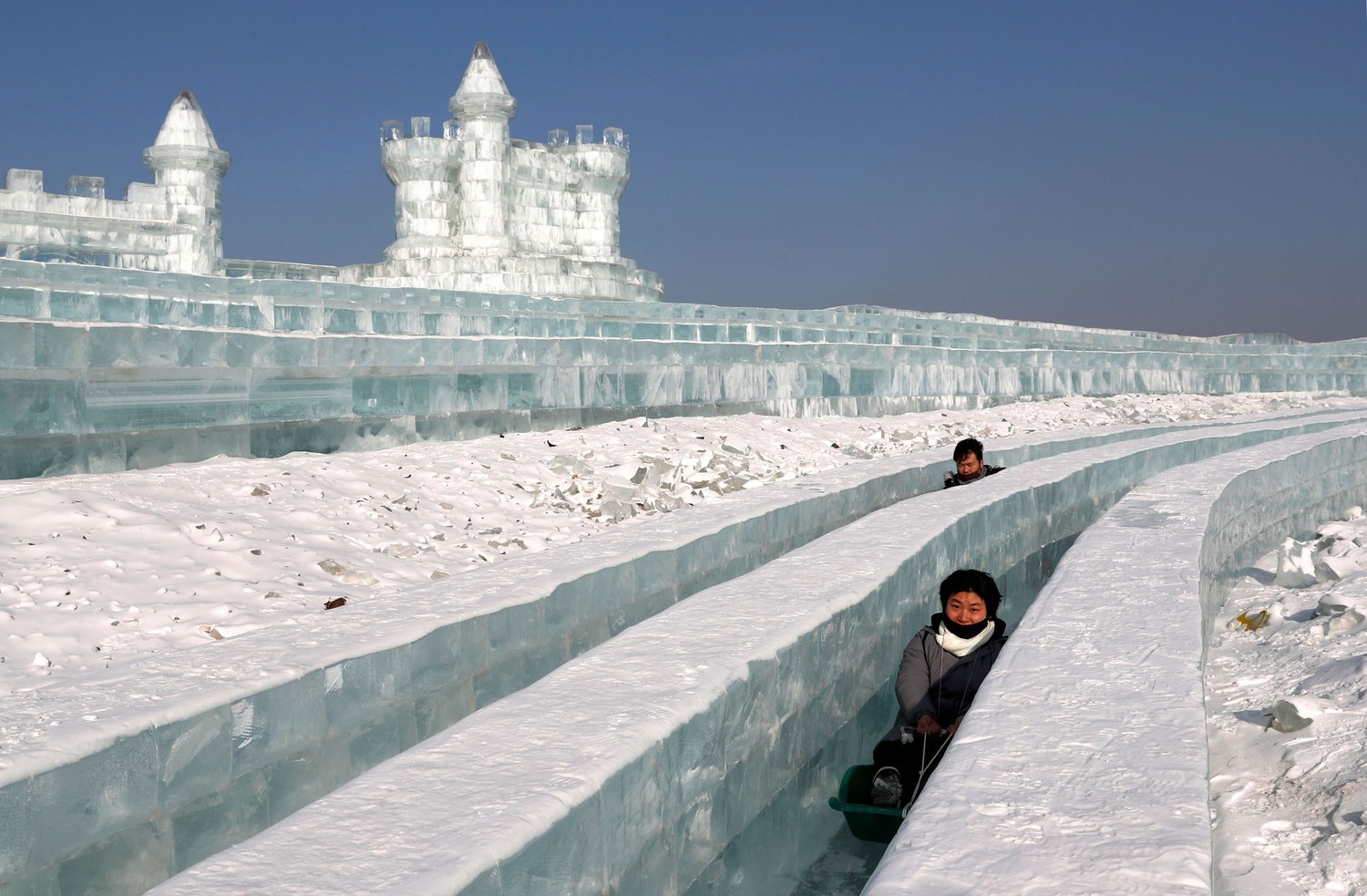 Бывают ли зимние. Харбинский фестиваль льда и снега 2019. Ледяная горка в Харбине. Ледяные горки в Харбине. Ледяной город в Китае Харбин.